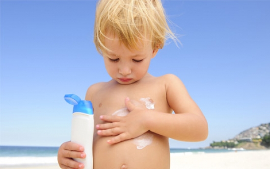 Cremas solares para niños pequeños en la playa