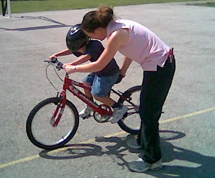 Enseñar a los pequeños a montar en bicicleta