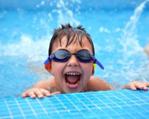 Clases de natación para niños pequeños