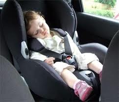 Peligros de dejar a los niños solos en el coche