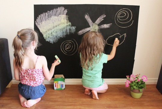 pizarras y tizas para que tus niños pinten en casa